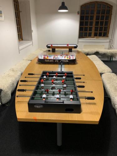 una mesa de ping pong con una prohibición de billar en Sea Side Cabin en Borlänge