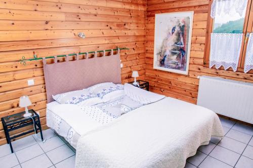 Postel nebo postele na pokoji v ubytování Hôtel Restaurant Domaine De Basil