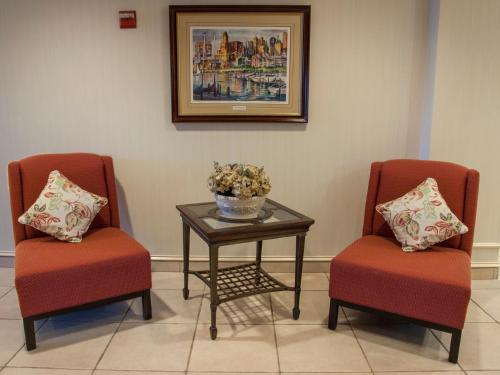 Гостиная зона в Holiday Inn Express & Suites Buffalo Airport by IHG