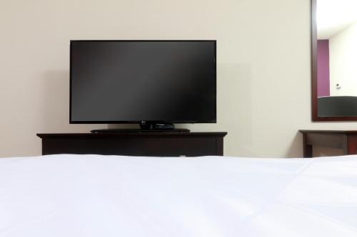 a flat screen tv sitting on top of a bed at Holiday Inn Reynosa Industrial Poniente, an IHG Hotel in Reynosa
