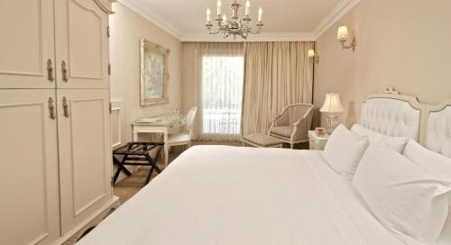 Hotel Sainte Jeanne tesisinde bir odada yatak veya yataklar