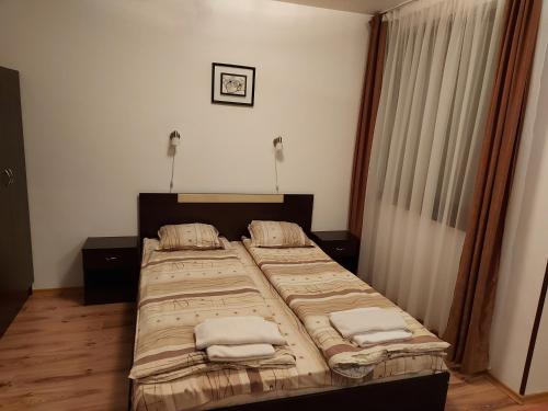 1 dormitorio con 2 camas y toallas. en Studio in Borovets Gardens Complex en Borovets