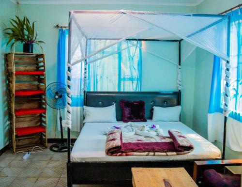 Un pat sau paturi într-o cameră la Kilimanjaro Summit Lodge