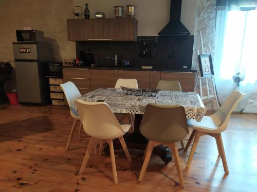 Kuchyň nebo kuchyňský kout v ubytování Loft au bord du Canal du Midi