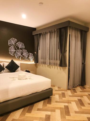 Una cama o camas en una habitación de SJ Miracle Hotel