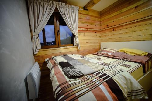 Tornik Brvnara Ljubojevic tesisinde bir odada yatak veya yataklar