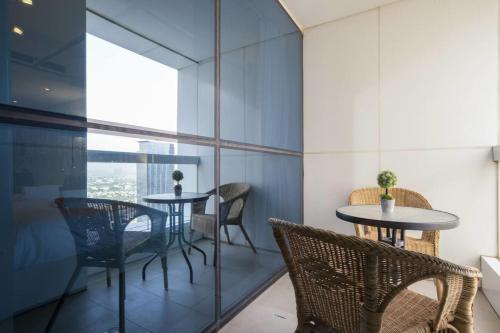 En balkon eller terrasse på GuestReady - Cream & Grey