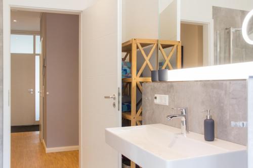 ein Bad mit einem Waschbecken und einem Spiegel in der Unterkunft Kissinger in Detmold