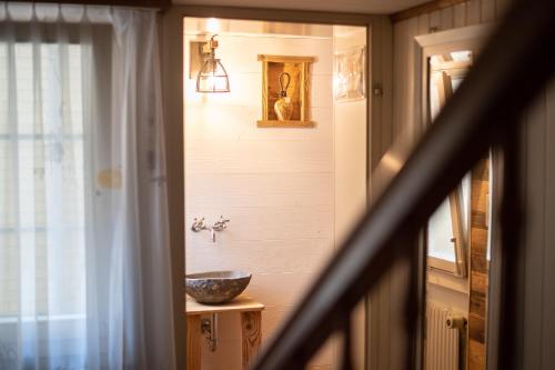 ein Bad mit einem Waschbecken und einem Fenster in der Unterkunft Hotel Gerig in Wassen