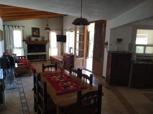 a living room with a table and a dining room at Hermosa casa en Potrero de Garay in Potrero de Garay