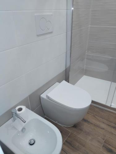 a bathroom with a toilet and a sink and a shower at Piccolo Paradiso in pieno centro Rivisondoli in Rivisondoli