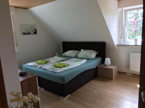メーデバッハにあるFerienwohnung Krämershagenのベッドルーム1室(青いシーツと窓付)