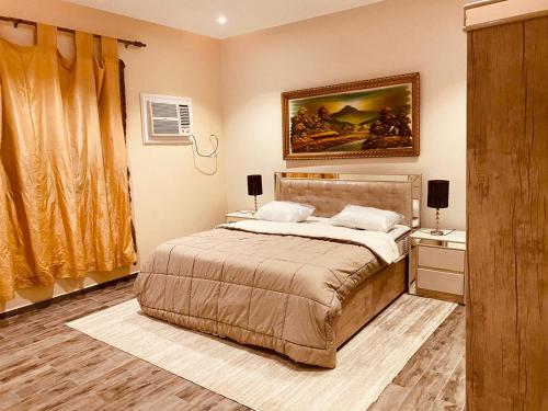 Ein Bett oder Betten in einem Zimmer der Unterkunft الخزامى