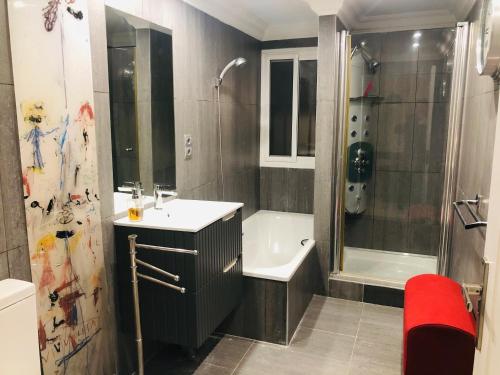 マルベーリャにあるPUERTO BANUS Apartamento COCÓのバスルーム(バスタブ、シンク、シャワー付)