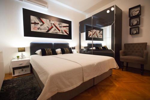 מיטה או מיטות בחדר ב-Apartman Aurelius - private parking