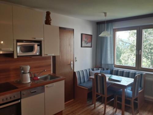 eine Küche und ein Wohnzimmer mit einem Tisch, einer Küche und einem Esszimmer in der Unterkunft Bauernhof Waira in Yspertal