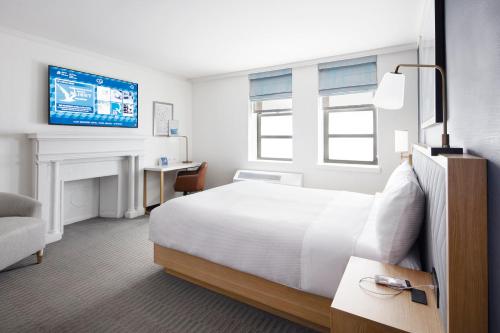 Cama ou camas em um quarto em Club Quarters Hotel Times Square, New York