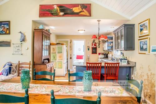 eine Küche und ein Esszimmer mit einem Tisch und Stühlen in der Unterkunft Happy Thoughts Cottage in New Buffalo