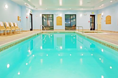 Bazén v ubytovaní Holiday Inn Express & Suites Albany Airport Area - Latham, an IHG Hotel alebo v jeho blízkosti