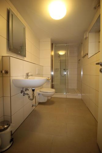 ein Bad mit einem Waschbecken, einem WC und einer Dusche in der Unterkunft Gonsenheim - 3-Zimmer-Haus - max. 5 Personen in Mainz