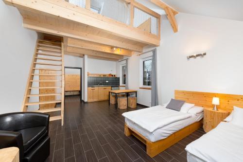 Schlafzimmer mit Etagenbett und Loft in der Unterkunft Relax Zone Vrchovina in Sychrov