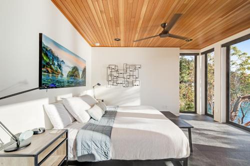 Posteľ alebo postele v izbe v ubytovaní Kingfisher Cove Hideaway