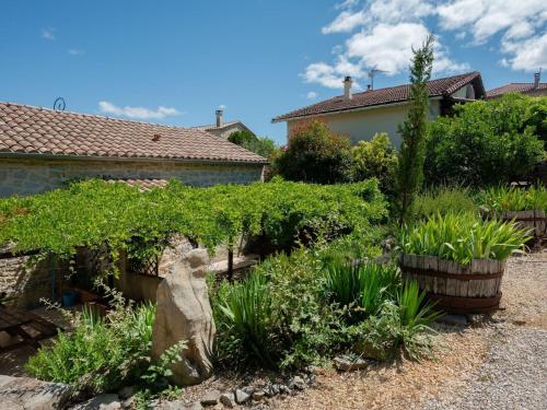 Foto da galeria de Cottage around a swimming pool in a small villa em Courry