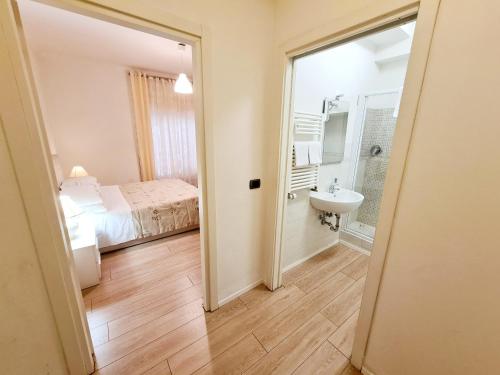 A bathroom at Nel Sole monolocale