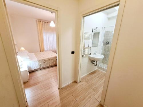ボローニャにあるNel Sole monolocaleのベッドルーム1室(ベッド1台付)、バスルーム(シンク付)