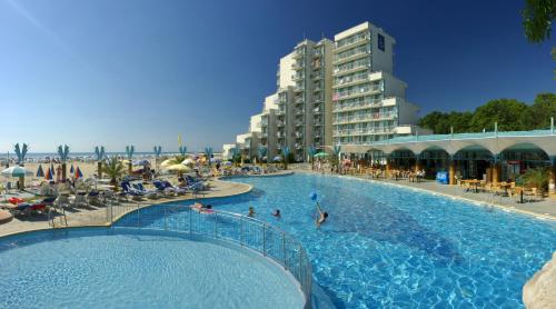 una gran piscina con gente en un complejo en Hotel Boryana, en Albena