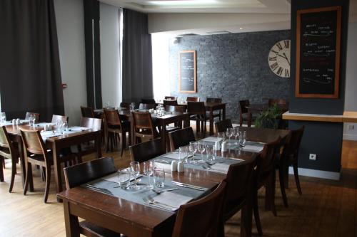 Reštaurácia alebo iné gastronomické zariadenie v ubytovaní Kyriad Marne-La-Vallée Torcy