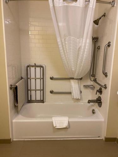 Bilik mandi di Comfort Inn & Suites