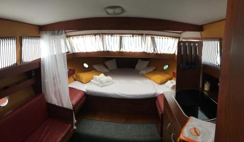 ein kleines Zimmer mit einem Bett in der Mitte in der Unterkunft Home Boat in Badalona