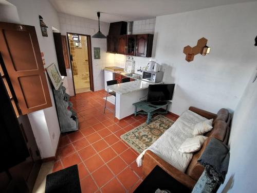 a living room with a couch and a kitchen at Casa Nº5 - Vila d'Óbidos in Óbidos