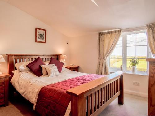 UgthorpeにあるFairhaven Cottageのベッドルーム(大型ベッド1台、窓付)