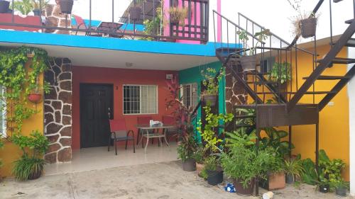 Cette maison dispose d'un balcon avec une table et un escalier. dans l'établissement Depto Las Puertas de la Ría #6, à Campeche