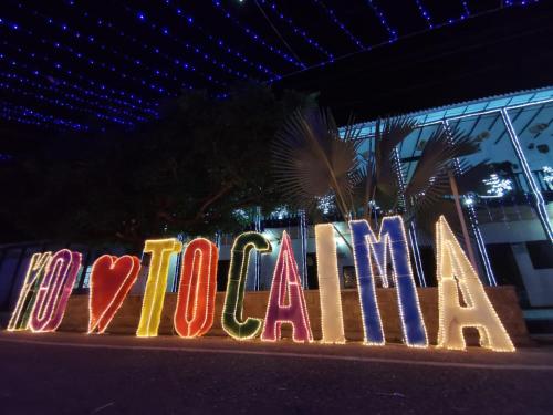 a sign for the hollywood sign at night at Hotel Sael in Tocaima
