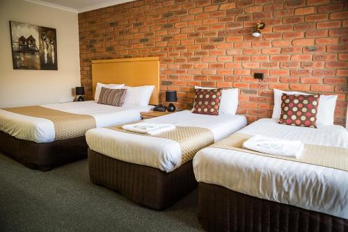 Ένα ή περισσότερα κρεβάτια σε δωμάτιο στο Australian Settlers Motor Inn