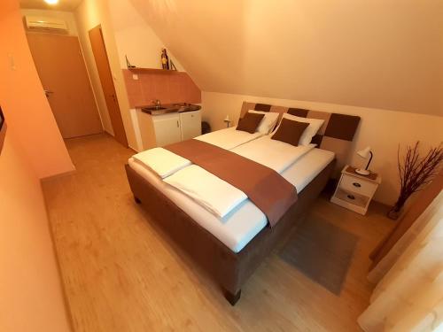 1 dormitorio con 1 cama grande en una habitación en Pacsirta Vendégház, en Egerszalók