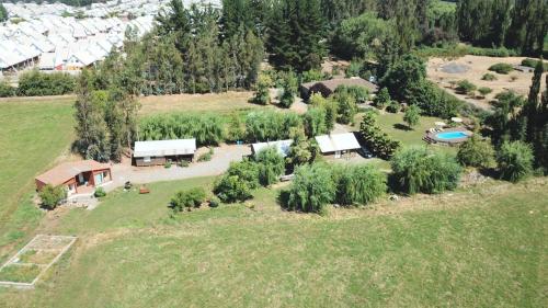 eine Luftansicht eines Hauses mit Garten in der Unterkunft Cabañas de Campo Colbún in Colbún