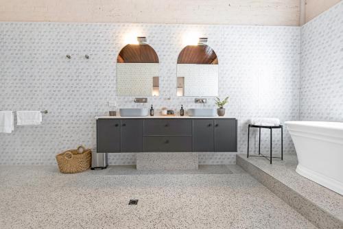 a bathroom with a sink and a tub and a toilet at Perricoota Station in Moama