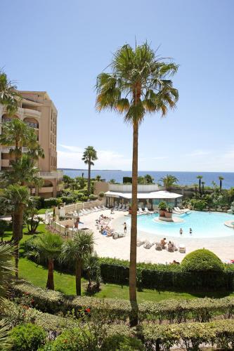 un complexe avec une grande piscine et une plage dans l'établissement Résidence La Palme d'Azur Cannes Verrerie, à Cannes