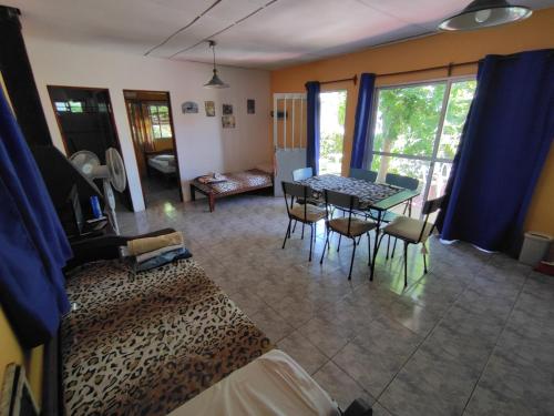 sala de estar con mesa y sillas en Paulina y Emma - confortable apartamento, en Santa Ana