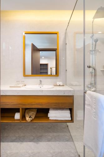 Un baño de Avenis Hotel