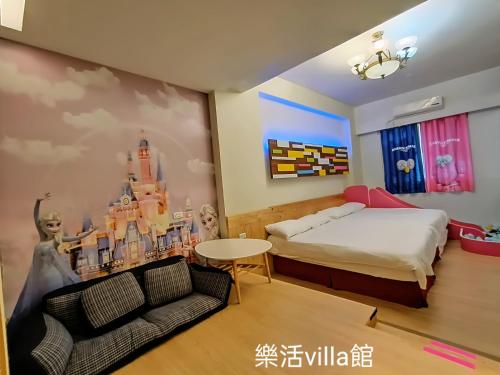 1 dormitorio con un mural de castillo en la pared en Treasure House en Luodong