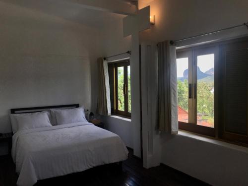 Postel nebo postele na pokoji v ubytování Ao Nang Colors Hotel - Aonang Beach