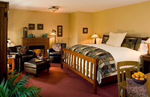 a bedroom with a bed and a living room at Settlers Inn in Hawley