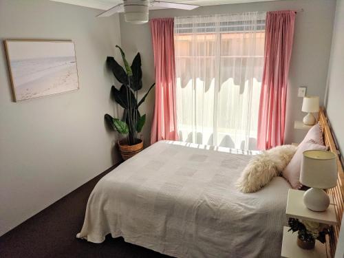 מיטה או מיטות בחדר ב-Stableford Cottage Holiday Home Dunsborough