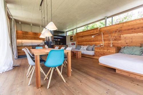 a room with a table and chairs and a bedroom at Alte Säge - Ferienwohnung in Weissensee