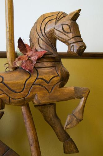 a wooden horse head on a wooden pole at Hostal Villa Toscana in Guatemala